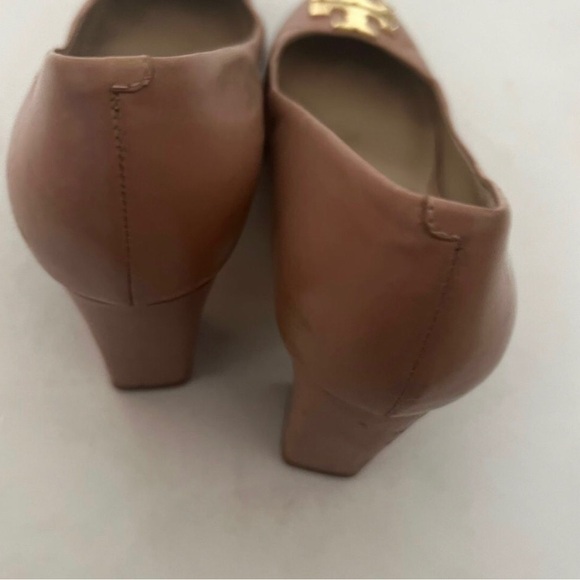 Tory Burch 'Raleigh' Leather Pump Logo Toe - Blush Oak - Picture 4 of 8